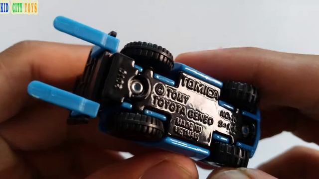 Tomica Toy Car | Toyota Geneo Hybrid | Nissan March Police Car смотреть онлайн