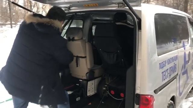 В такси с пандусом убираются все коляски по высоте вместе с человеком смотреть онлайн