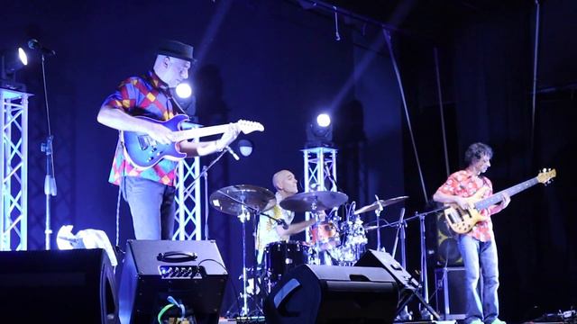 Alessio Menconi with G290 Fat for his Trio Bobo Concert смотреть онлайн