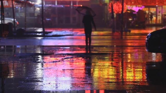 Осенний вечер. Под дождем с зонтом. смотреть онлайн