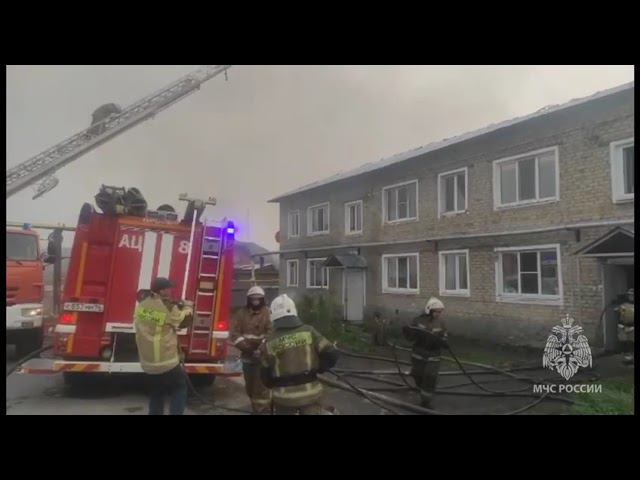 Свердловские спасатели локализовали крупный пожар в Арамили смотреть онлайн