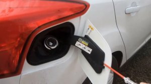 Как снять лючок (крышку) бензобака Форд Фокус 3