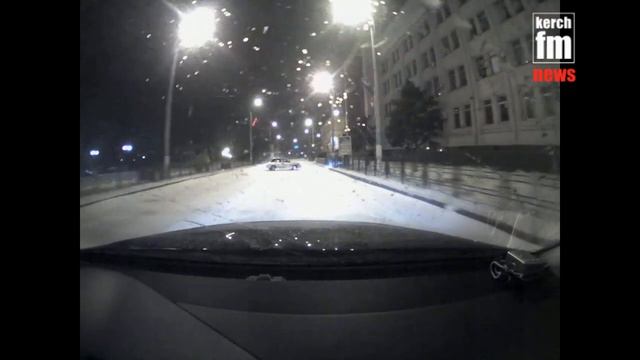 машина в Керчи не вписалась в поворт на гололеде смотреть онлайн