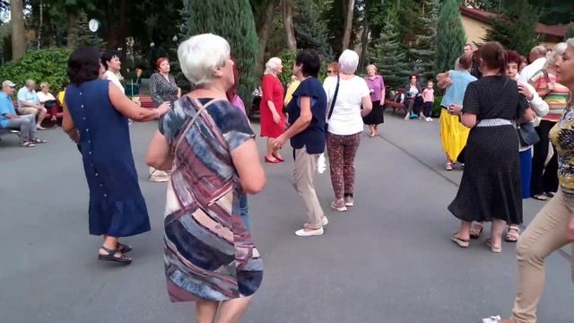 ЛЮБОВЬ ВСЁ ТЕРПИТ ВСЁ ПРОЩАЕТ! ТАНЦЫ В ПАРКЕ ГОРЬКОГО ХАРЬКОВ СЧАСТЛИВЫЕ МОМЕНТЫ 2021 смотреть онлайн