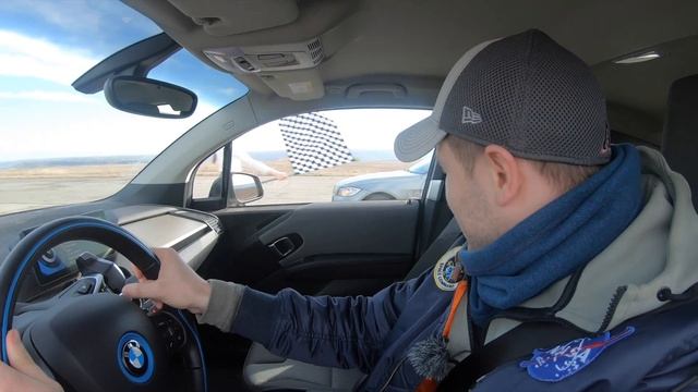 Драг рэйсинг: электромобиль против ДВС! BMW i3 vs Dodge Challenger vs Mercedes-E vs BMW-320d смотреть онлайн