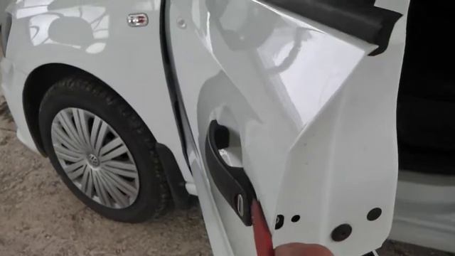VW polo, снимаем и ставим заглушку ручку двери смотреть онлайн
