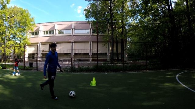 КАК ОБЫГРАТЬ НА ФЛАНГЕ - ПРОБРОС В БРОВКУ | Финты и дриблинг, нападающий VS защитник смотреть онлайн