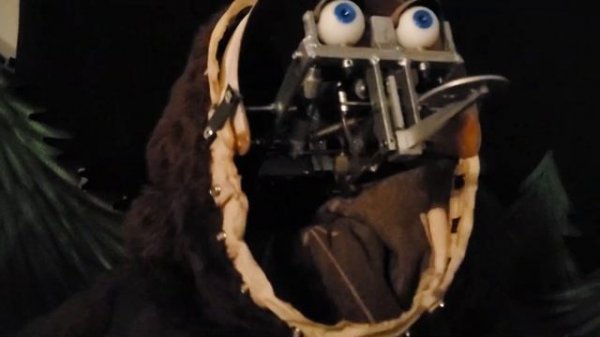 [Spooky warning!] Faceless animatronic Billy Bob plays a song for you!