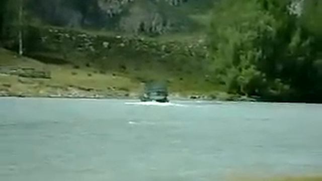 Урал форсирует горную реку смотреть онлайн