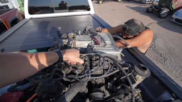 We Found This 5.0 Ford V8 In The JUNKYARD! - Pt.3 $2500 Ford Ranger Challenge смотреть онлайн