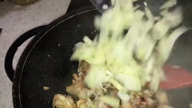 289. Поджарок с курицы с овощной подливой и гарниром из риса смотреть онлайн