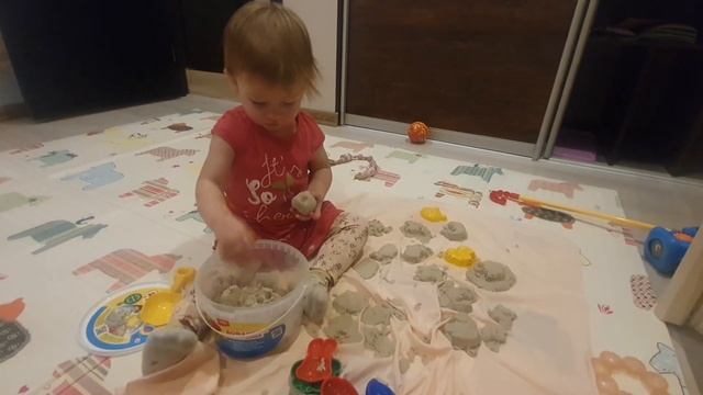 Развитие ребенка в 1 год и 8 месяцев. Развитие речи. Кинетический песок. Метель в ноябре смотреть онлайн