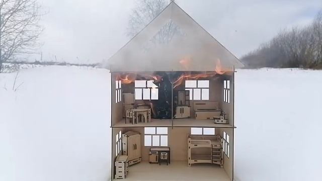 Горит дом из дерева | Large dollhouse burning down! смотреть онлайн