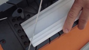 Как научиться резать потолочный плинтус за 7 минут !