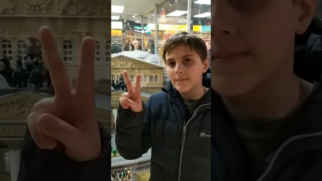 Пришёл в магазин лего на красной площади,и встретил динозавра! смотреть онлайн