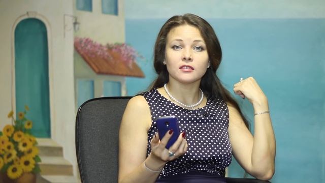 Вопрос: «Влюблена в парня моложе меня. Тепло общаемся, но дальше он не идет. Что с этим делать?» смотреть онлайн
