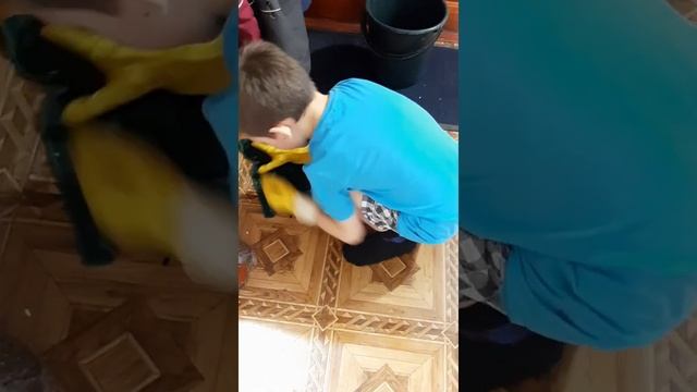 УЧИМСЯ МЫТЬ ПОЛЫ, ВЫЖИМАТЬ ТРЯПКУ. НАБИРАЕМСЯ ОПЫТА. ПОМОЩЬ ПО ДОМУ. КАК ПРАВИЛЬНО МЫТЬ. смотреть онлайн