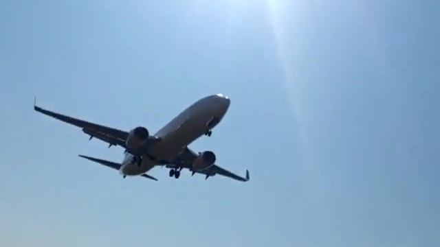 Boeing 737-800 landing at Kochi airport смотреть онлайн