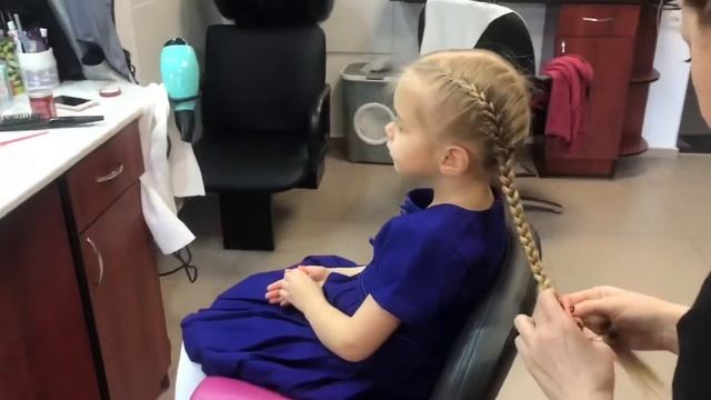 Папа привёл Марфу в парикмахерскую. Заплетаем Дочке Косички. смотреть онлайн