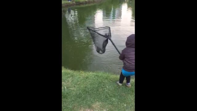 Это тот карась которого я упустил. Приколы с детьми. смотреть онлайн