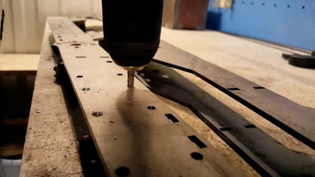 Место работы. Установка ковша. Чистка снега гусеничным снегоуборщиком. смотреть онлайн