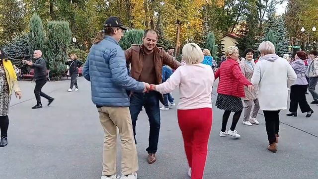 Харьков.?в парке танцы?15.10.23. смотреть онлайн
