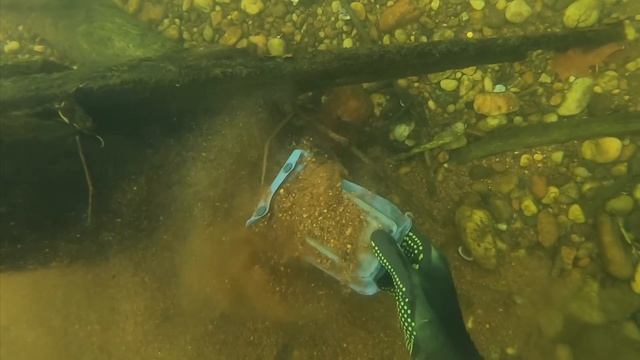 Found Macbook, Apple Watch and a GoPro Underwater in River! (Scuba Diving) смотреть онлайн