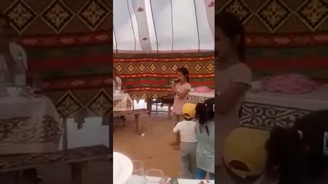 Молодая будущая звезда, поёт как Бибигуль Тулегенова смотреть онлайн