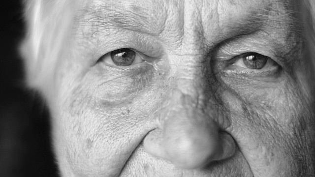 "У нее дрожали руки, слезы капали из глаз.." Стих о маме до слез.. смотреть онлайн