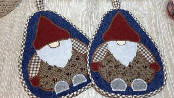 Кухонные прихватки с аппликацией Гномики и как сделать аккуратную петельку! смотреть онлайн