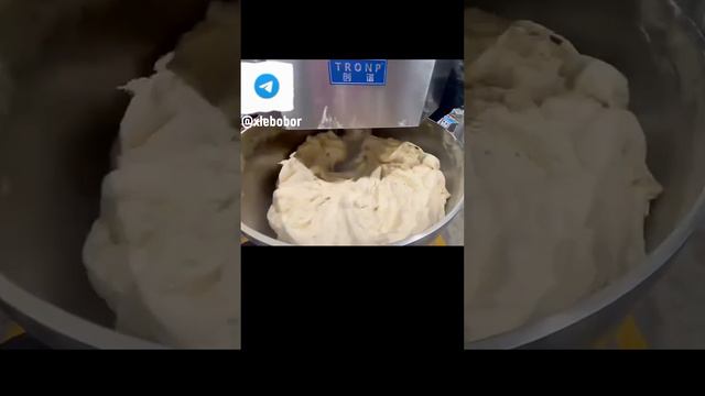 Тестомесильная машина для индустриального производства хлеба Тестомес имеет сквозное дно для быстрой смотреть онлайн