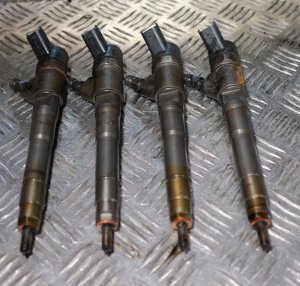 Ремонт Дукато 244 ч.6 чёрный дым. Снимаем форсунки, залом 4х болтов.