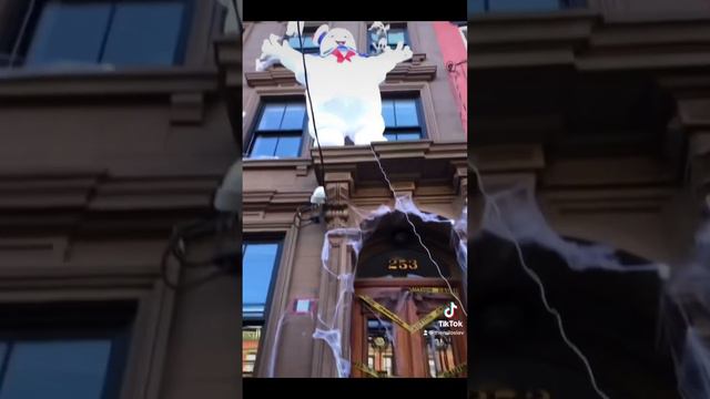 Как американцы украшают свои дома на Хэллоуин 🎃 смотреть онлайн