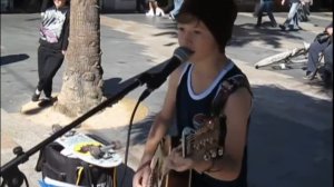 Мальчик Классно Поёт И Играет На Гитаре На Улице (красивый голос, музыкальный гений)