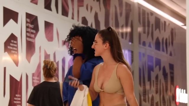 TIME TRAVELLER ON THE ESCALATORS-DOUBLE TWINS PRANK! смотреть онлайн