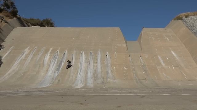 114 Foot Dam jump on a dirtbike. Massive Air смотреть онлайн