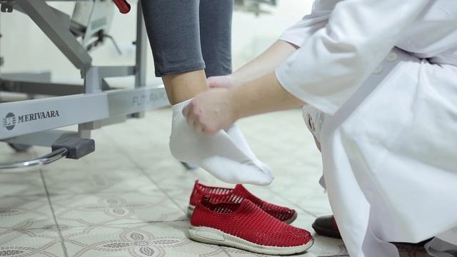Краткий курс по уходу за лежачими пациентами. Пересаживание смотреть онлайн
