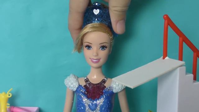 FROZEN Elsa & Anna Pool Party - accident in Swimming Pool - Floaties Pool Fun смотреть онлайн