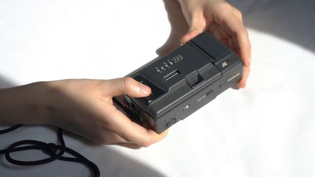 Loading a 35mm Film Camera: Olympus AF-1 смотреть онлайн