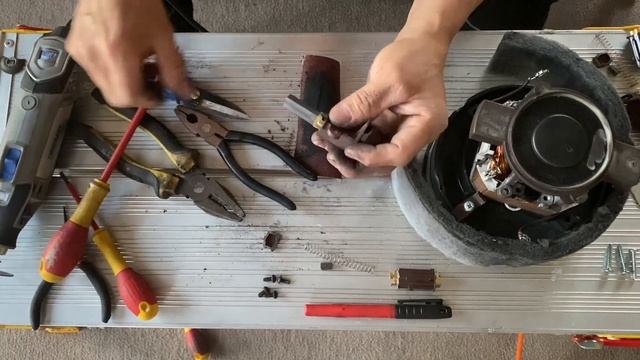 Como cambiar las escobillas o carbones de una aspiradora. смотреть онлайн