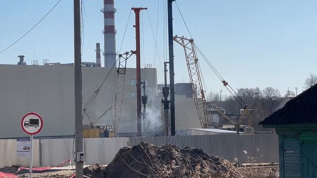 В Клинцах два сваебоя работают дуэтом / строительство пристройки к "Гранд Парку". смотреть онлайн