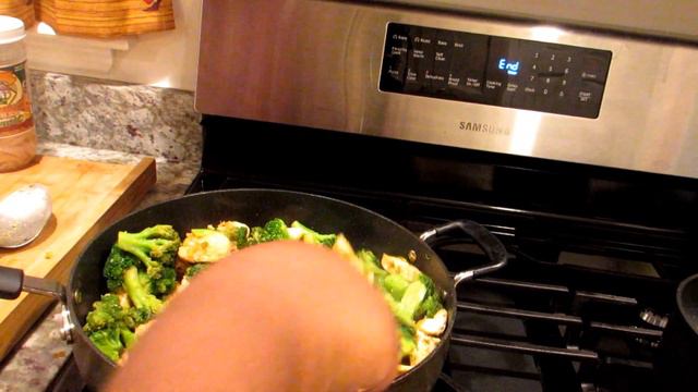 🍜FAMILY MUKBANG | Eating Show| Sesame Teriyaki Chicken & Broccoli Ramen! смотреть онлайн