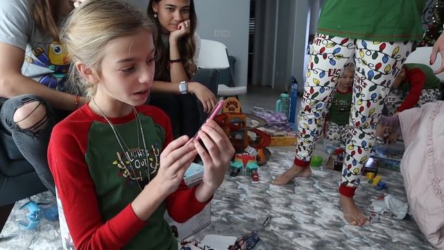 Christmas Special 2021! Yawi Family Opening Presents! смотреть онлайн