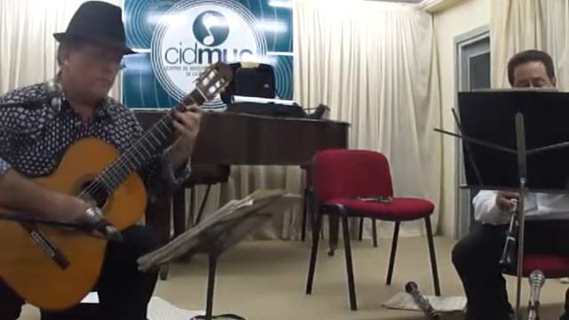 Louis Molin on Guitar playing a classical "Pochino" tune live in Havana 2013 смотреть онлайн
