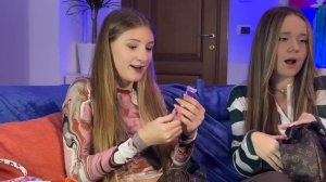 ЧТО В МОЕЙ СУМКЕ || Мисс Николь VS Злата