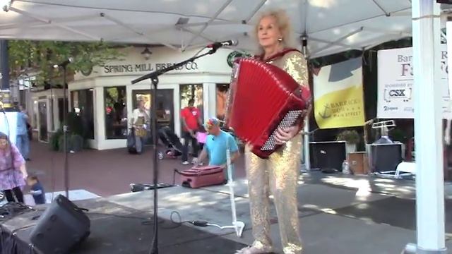 The Accordion Queen of DC: Washington, DC Capitol Hill смотреть онлайн