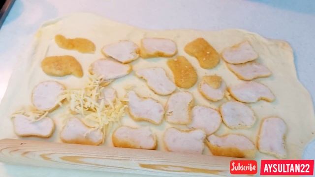 Мясной пирог из слоёного теста с куриными нагетсами и сыром. Самый легкий рецепт пирога к чаю. смотреть онлайн