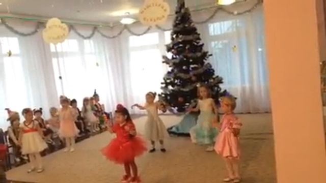Утренник 23.12.15 (танец Бусинок) смотреть онлайн