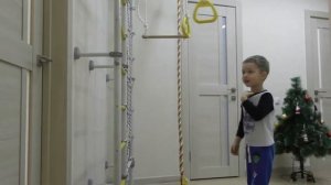 Зарядка на шведской стенке.