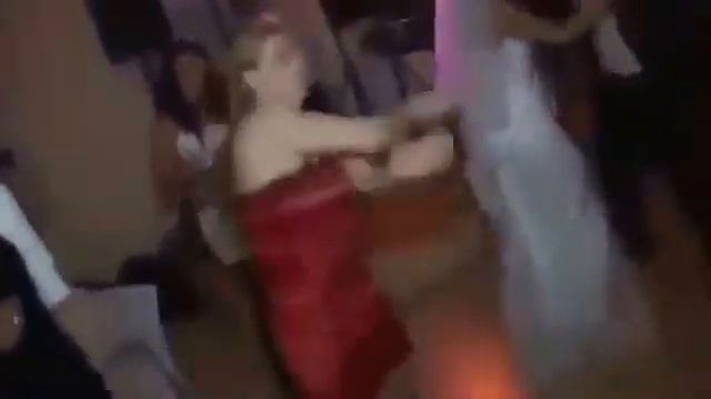 Девушка в красном платье танцует / Girl in a red dress dancing смотреть онлайн